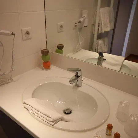 Logis Le Cadusia Hotel 3*