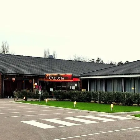 Logis Le Cadusia Hotel 3*