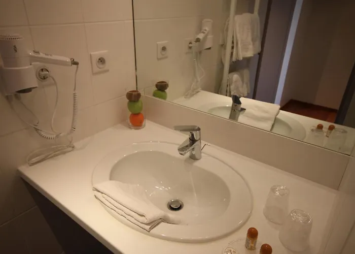 Logis Le Cadusia Hotel 3*